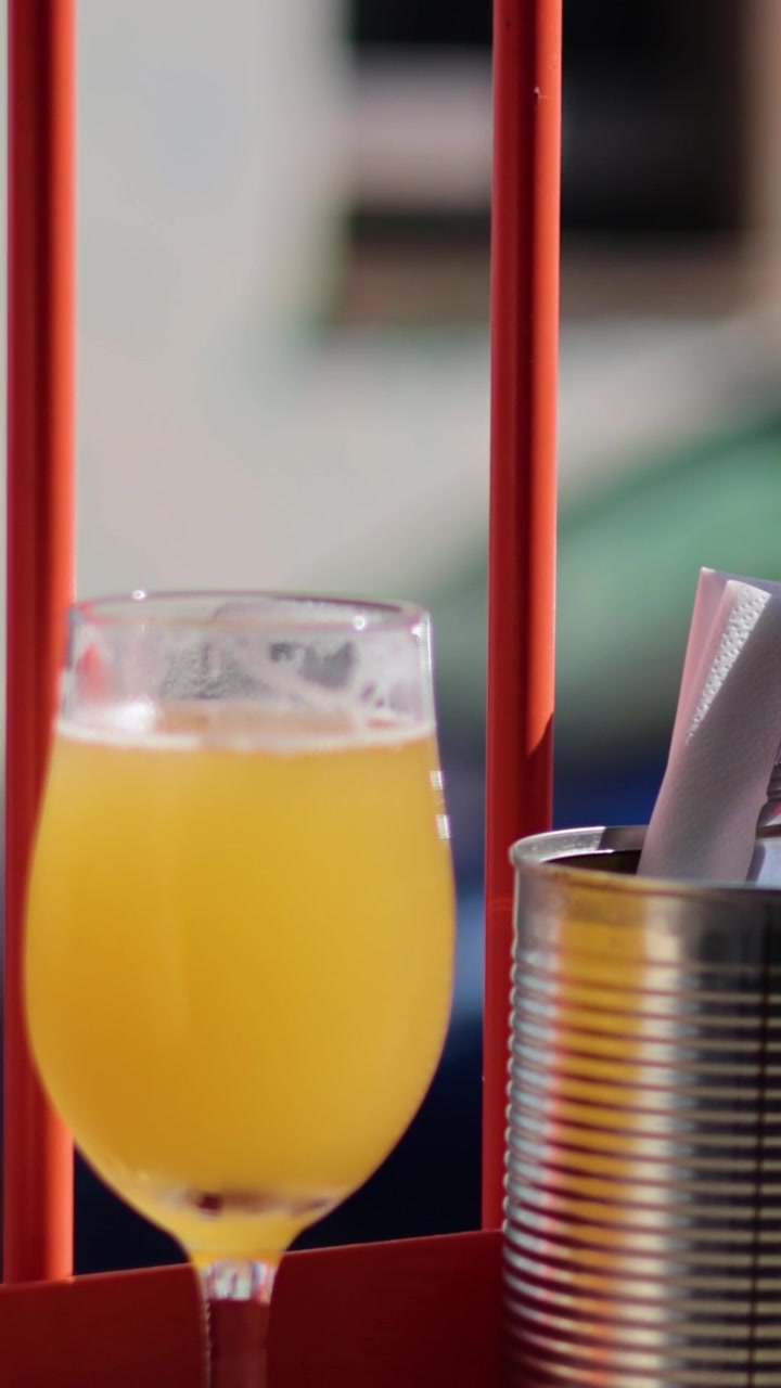 Mano che si allunga verso un bicchiere di birra