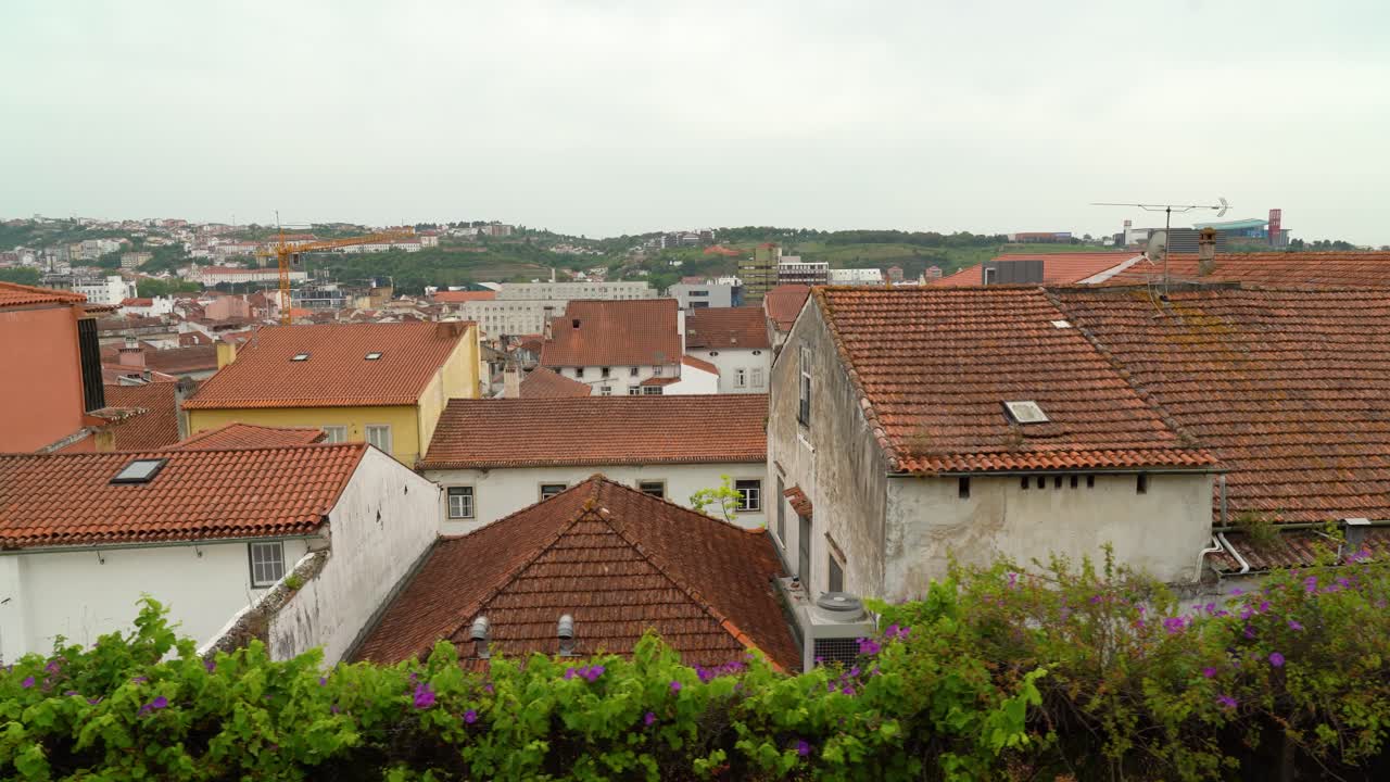 포르투갈의 코임브라에 있는 주택의 붉은 기와 지붕