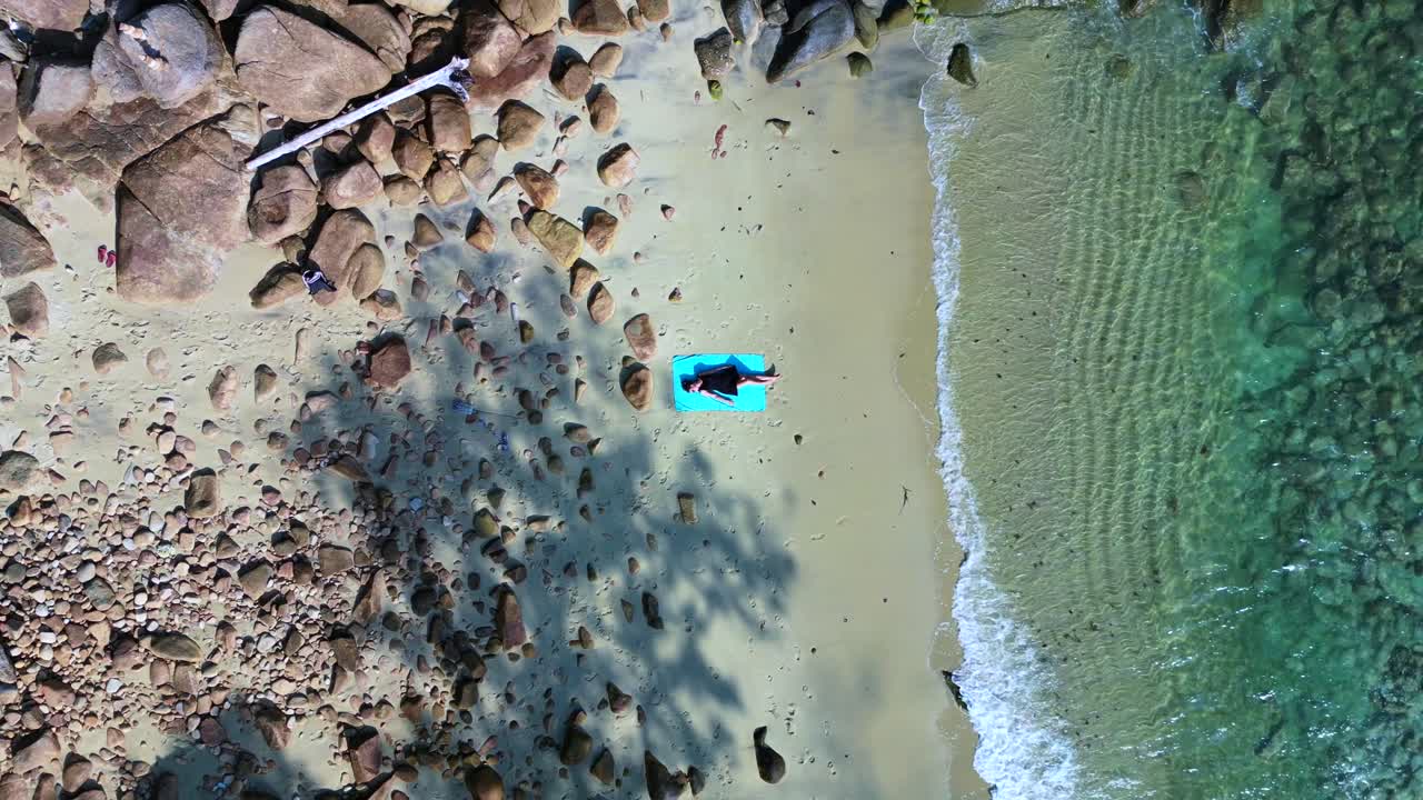 la mujer yace en la playa solitaria isla del sueño