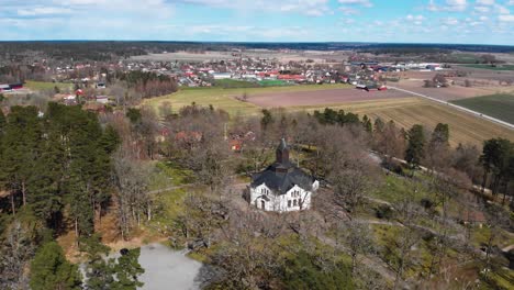 panoramiczny widok z lotu ptaka kościoła erska na wsi w pobliżu miasta krajobraz sollebrunn