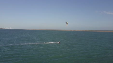 Drohnenaufnahmen-Eines-Kitesurfers-Beim-Surfen-An-Der-Küste-Von-Combuco,-Brasilien