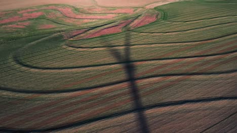 sombra de una turbina eólica en movimiento grabada con un dron