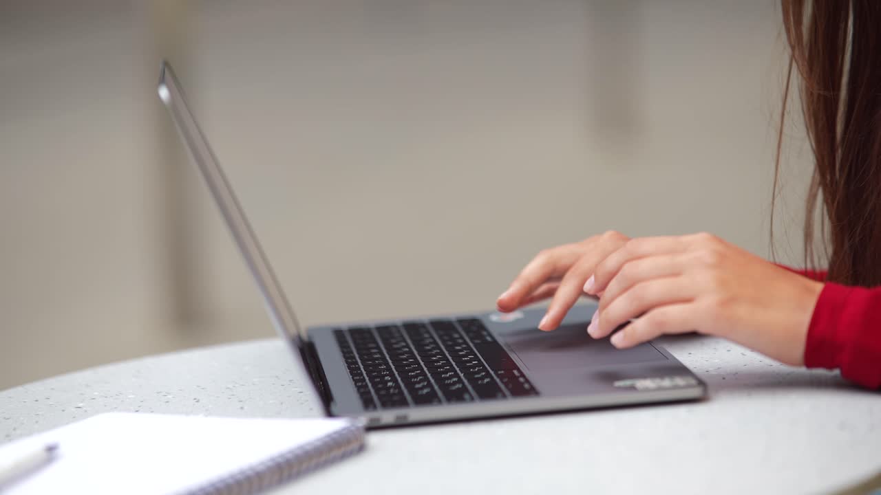 Mujer que trabaja en la computadora portátil