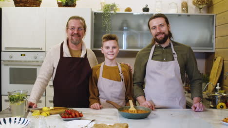 hombres caucásicos y niño en la cocina
