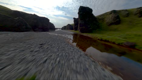 imágenes de vuelo aéreo de baja altitud sobre un río en un cañón en islandia