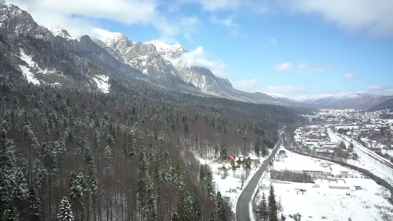 pintorescas montañas cubiertas de nieve y el valle de rumania en invierno - toma aérea