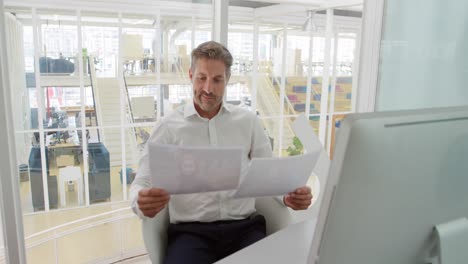 hombre de mediana edad que trabaja en una oficina creativa