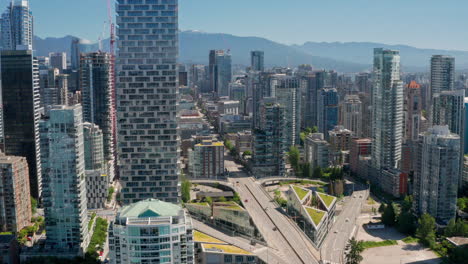 Vista-Aérea-Del-Tráfico-En-El-Centro-De-Vancouver-Desde-False-Creek-En-Columbia-Británica,-Canadá