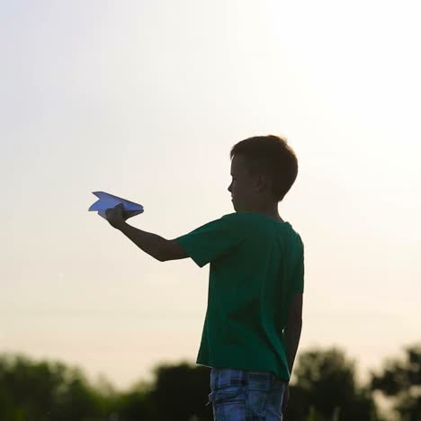 avión de papel en la mano del niño