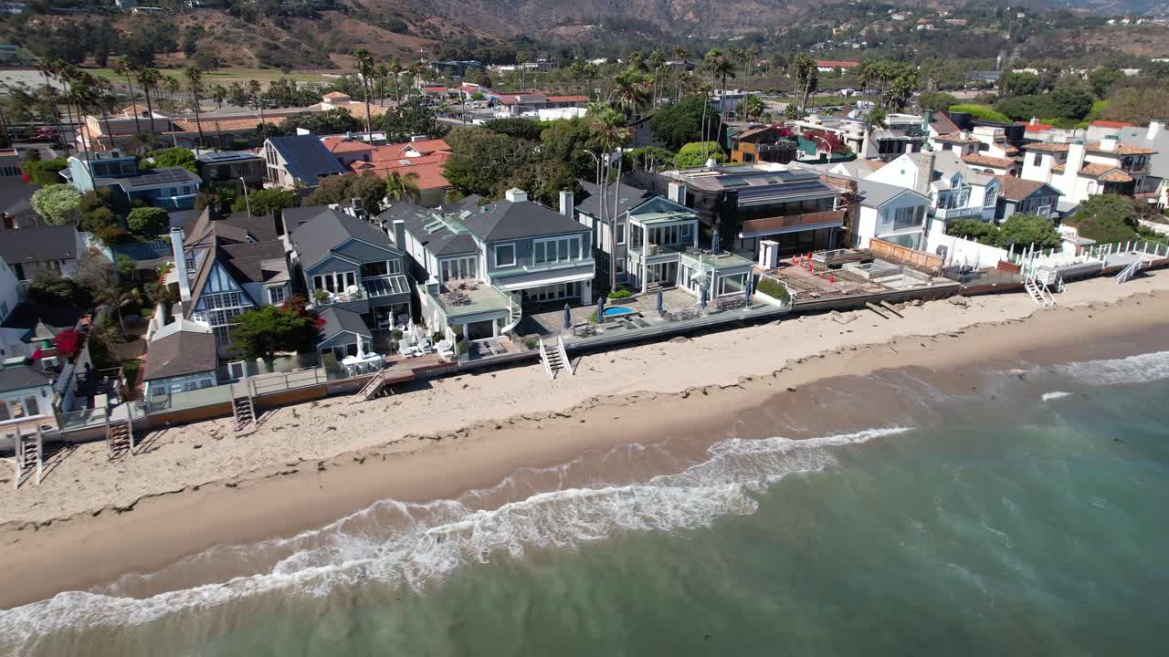 캘리포니아 남부 말리부의 해변에 백만 달러짜리 주택이 늘어서 있습니다.