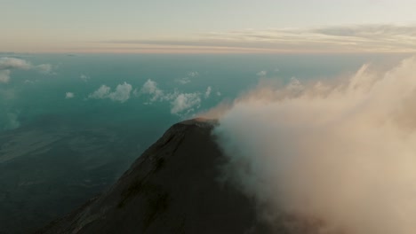 Cráter-Humeante-Del-Volcán-De-Fuego-Al-Amanecer