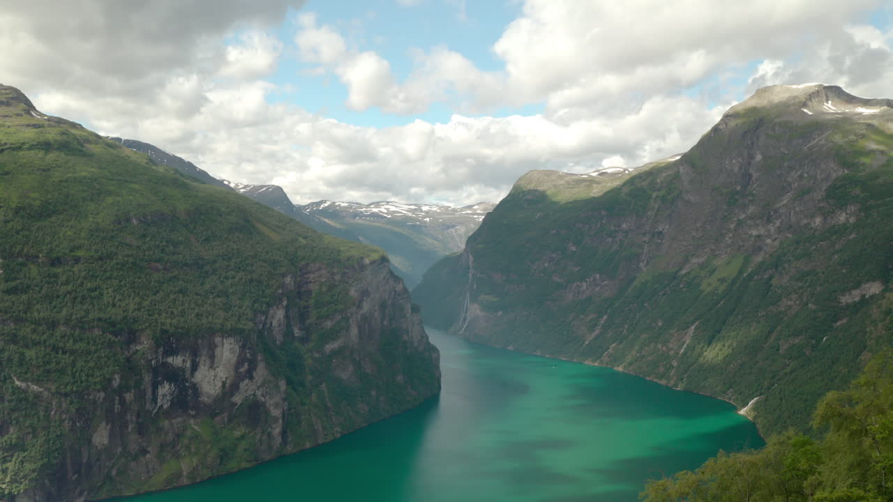 vista aérea del fiordo de geiranger catalogado como patrimonio mundial de la unesco en sunnmore, more og romsdal, noruega