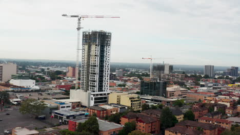 drone aéreo disparado volando alrededor de trabajos de construcción en un edificio de gran altura en liverpool sydney australia