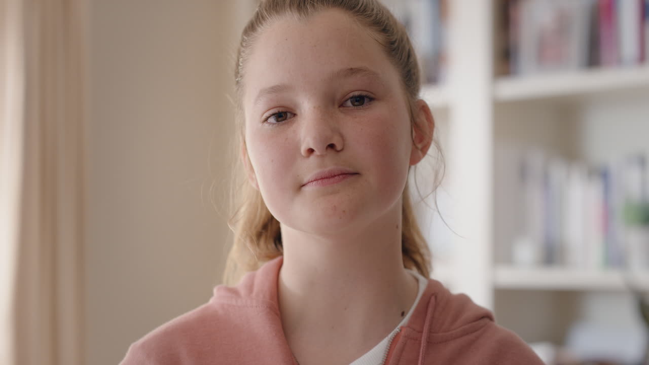 retrato de una hermosa adolescente sonriente con un aspecto confiado un joven adolescente que se siente positivo concepto de autoimagen adolescente imágenes 4k