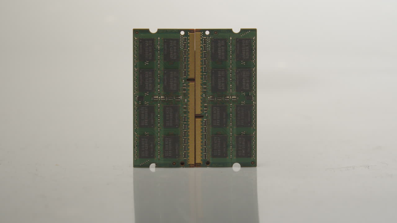 el módulo ram se pega lentamente y se revela moviendo la luz superior