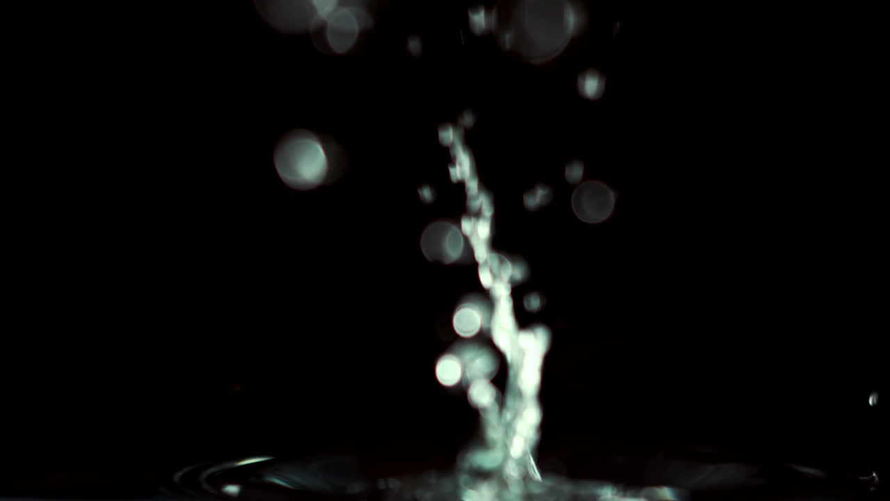 монеты, падающие в воду