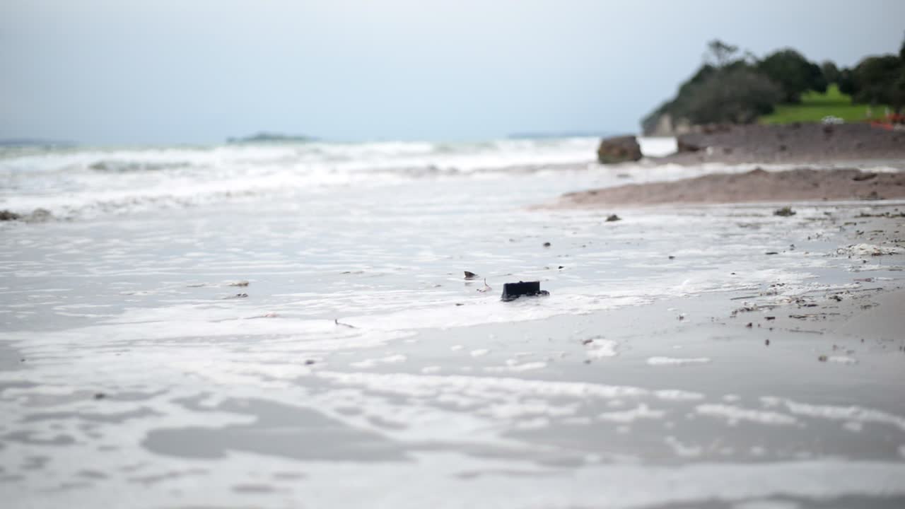 부드럽게 굴러가는 파도의 슬로우모션 클로즈업 샷