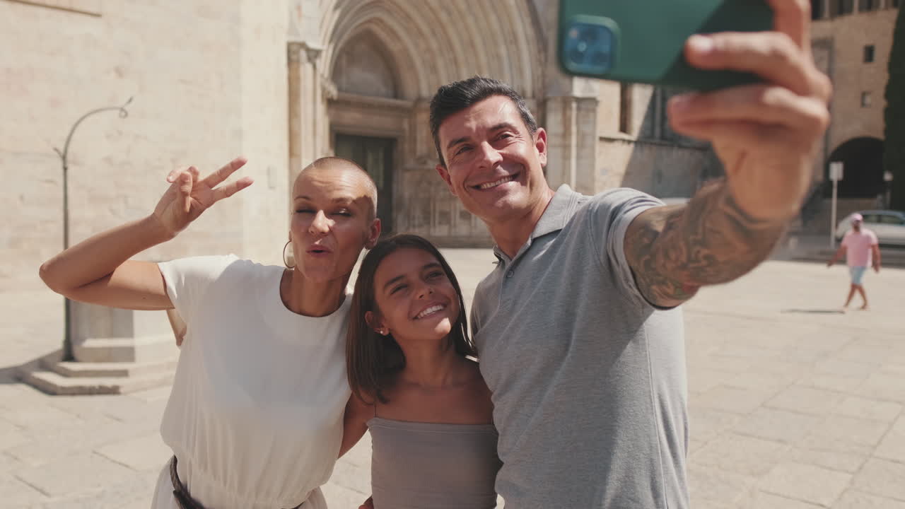 Famiglia felice che si fa un selfie insieme in una città storica