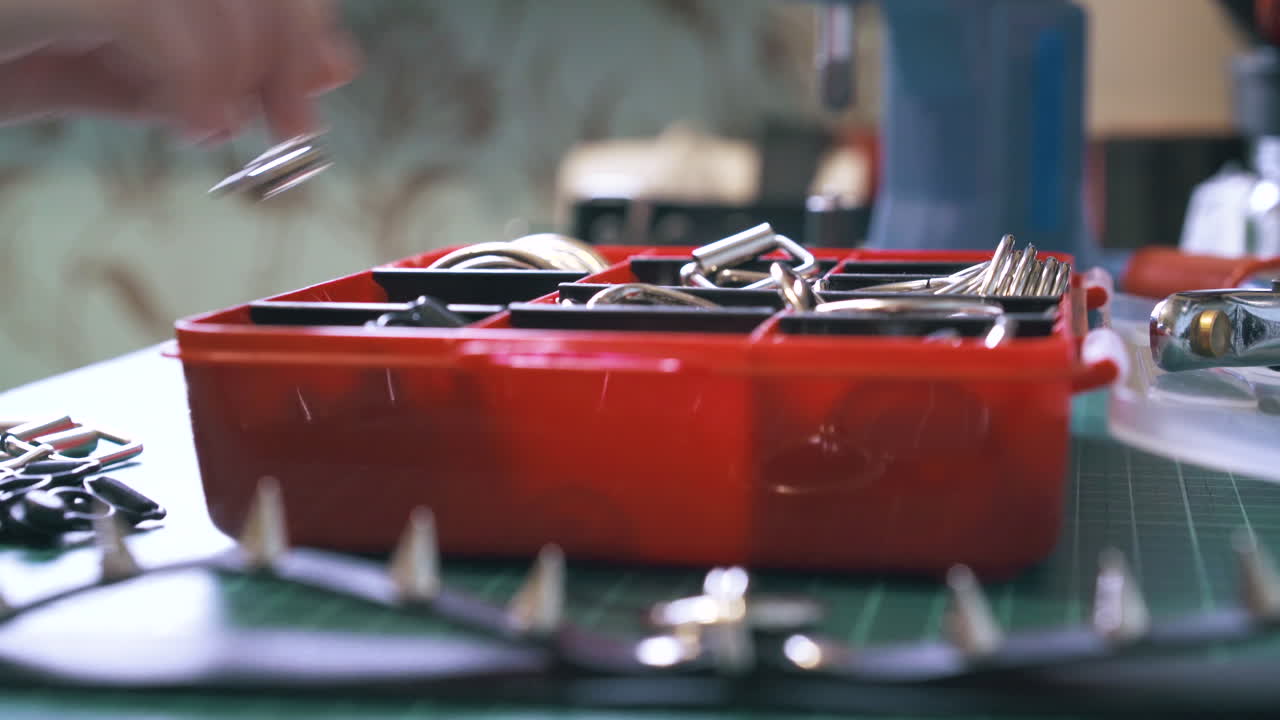 el diseñador profesional toma varios accesorios de la caja roja