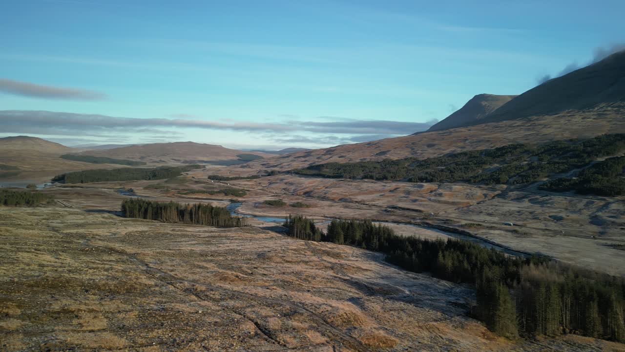 A82-veien nær Bridge of Orchy, Scottish Highlands, Skottland – panorer til venstre – fjell, skoger og blå himmel på West Highland Way