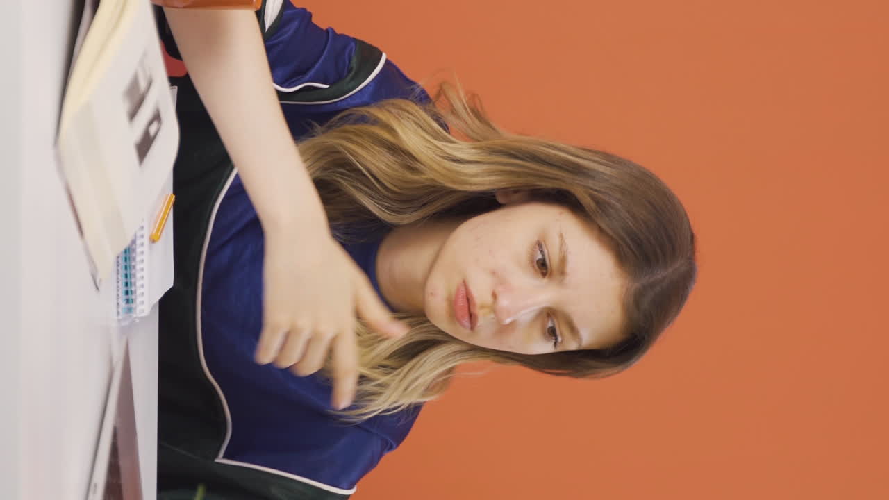 망설이는 젊은 여성의 수직 비디오.