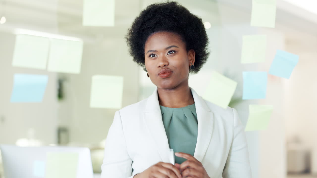 agente de marketing afro pensando en el negocio global