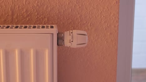 un hombre ajustando un radiador