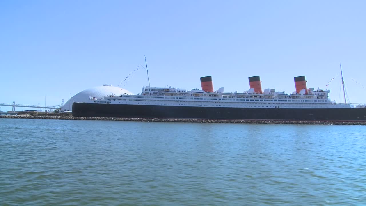 롱 비치 하버의 퀸 메리 근처 보트에서 pov