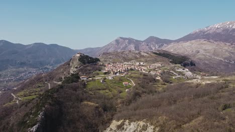 Vista-Panorámica-Aérea-Del-Paisaje-De-Pietraroja,-Un-Pueblo-Italiano-En-Lo-Alto-De-Una-Colina,-En-Los-Apeninos