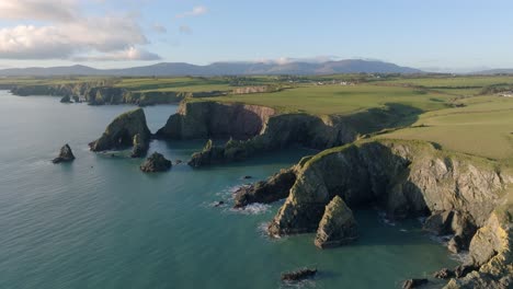 Drohnenflug-über-Geheime-Strände-Mit-Felsnadeln-Und-Höhlen,-Wunderschöne-Kupferküste,-Waterford,-Irland,-Die-Beste-Natur