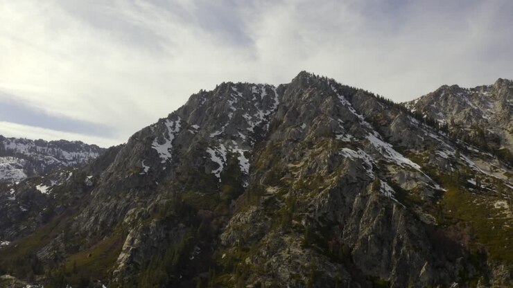 Smukke 4K luftoptagelser af Lake Tahoe og de omkringliggende bjerge
