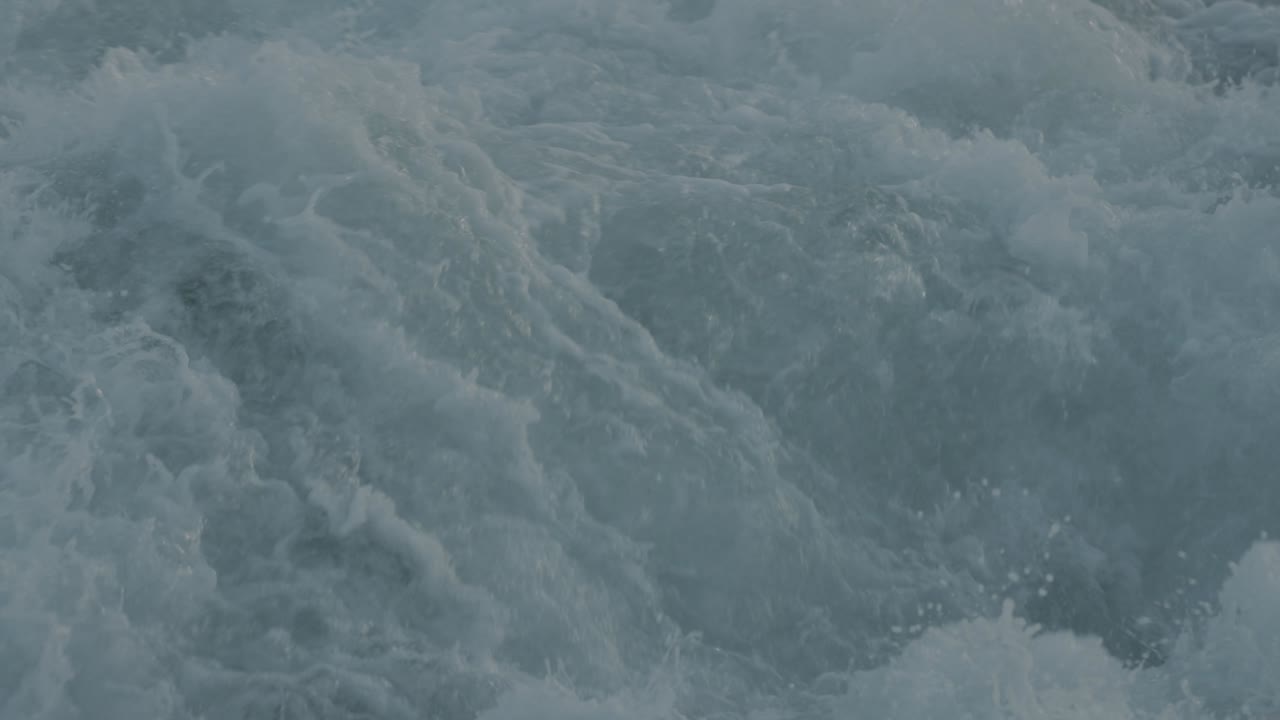 tiro a cámara lenta de agua batida de un barco en marcha