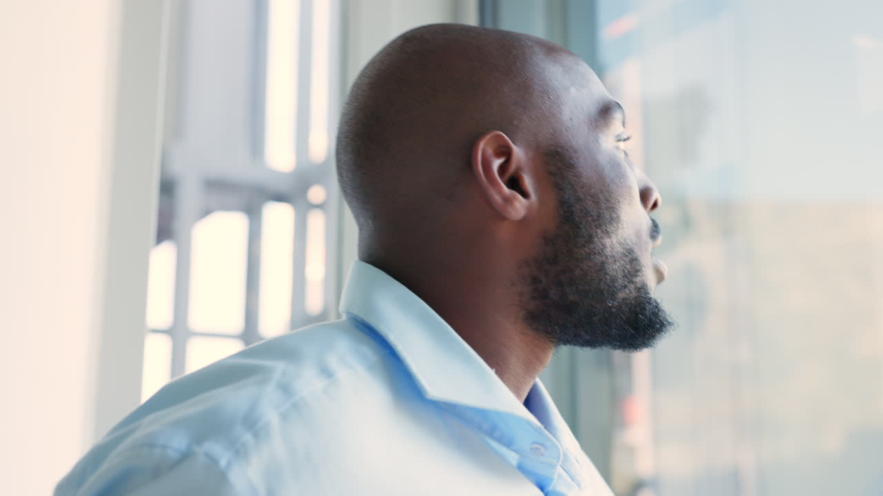 hombre bebiendo café y mirando por la ventana