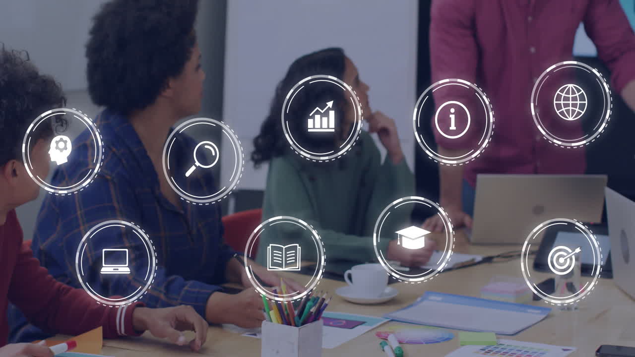animación de iconos digitales y procesamiento de datos sobre diversas personas de negocios en la oficina
