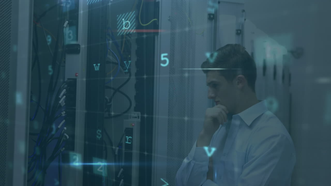 animación de ataque cibernético texto y procesamiento de datos sobre técnico informático masculino caucásico por servidor