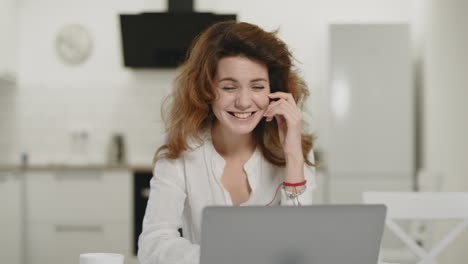 Geschäftsfrau,-Die-Zu-Hause-Am-Computer-Arbeitet.-Glückliche-Junge-Dame,-Die-Mit-Laptop-Sitzt