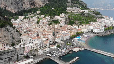 Costa-De-Amalfi-Día-Soleado-Vista-De-La-Costa-De-La-Playa-Con-El-Mar-Azul-Y-La-Iglesia-Tiran-Hacia-Atrás-Del-Dron-Disparado-Full-Hd-50fps