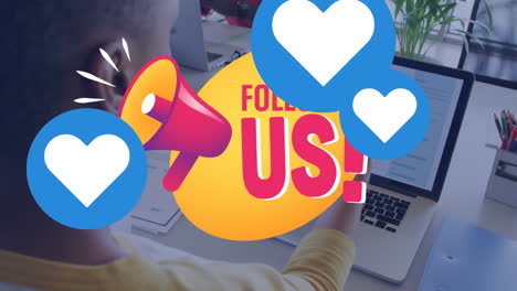animación de iconos de redes sociales en una mujer afroamericana haciendo una llamada de video en un teléfono inteligente en la oficina