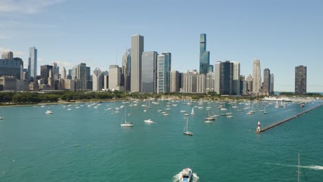 Los-Yates-Navegan-En-El-Lago-Michigan-En-Un-Hermoso-Día-De-Verano,-El-Horizonte-De-Chicago-En-El-Fondo