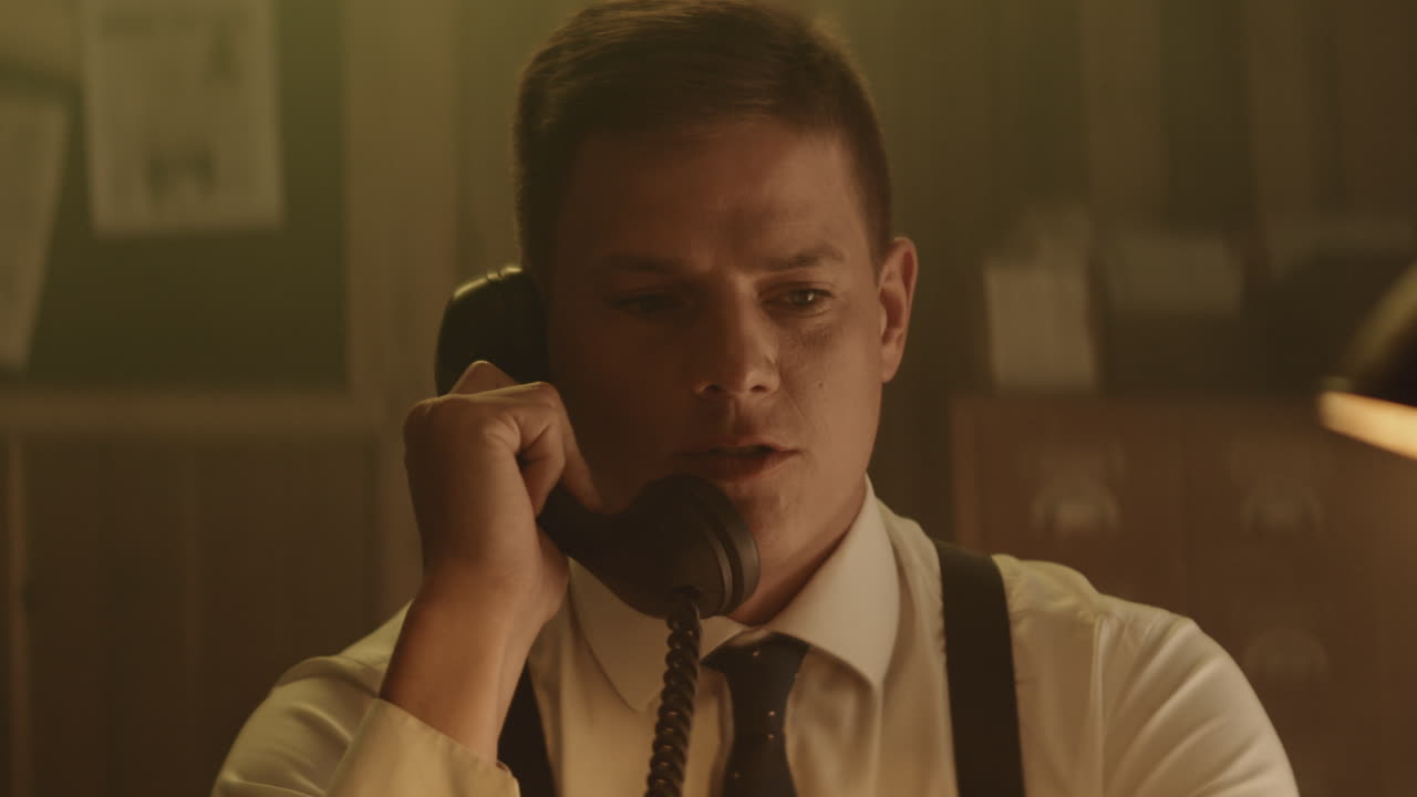 레트로 사무실에서 빈티지 전화로 남자