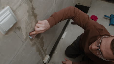 hombre reparando una pared