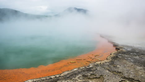 Vapor-Sobrevolando-Manantiales-Geotérmicos-En-Zona-Volcánicamente-Activa---Wai-o-tap,nueva-Zelanda