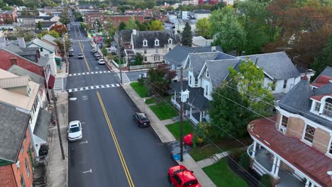 Kleinstadt-Amerika-Straße-Und-Stadthäuser-Im-Herbst