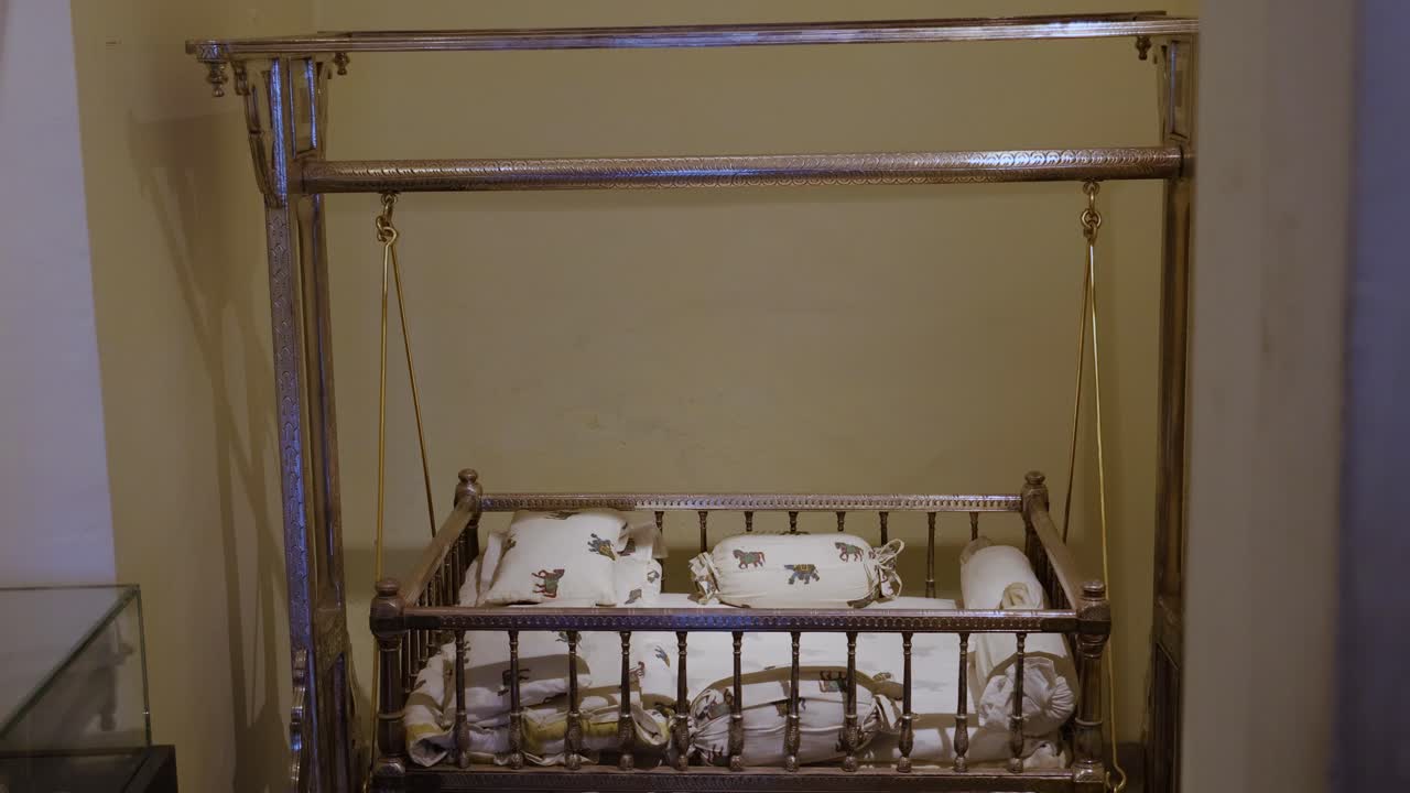 실더에서 왕실 가족을 위한 은의 요람