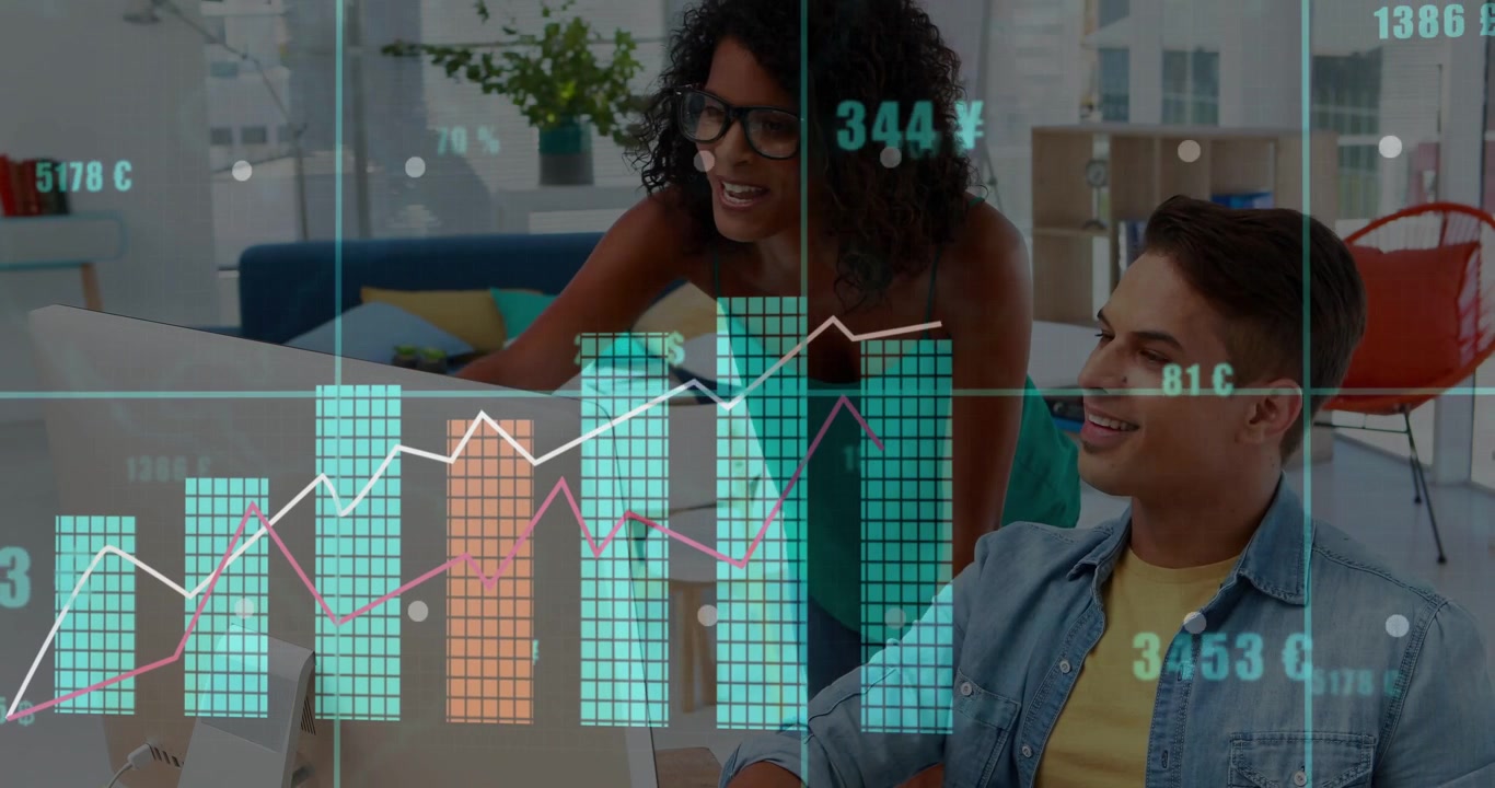 Equipe clicando no mouse e inclinada sobre a mesa, gráficos financeiros sobrepostos ao monitor enquanto acompanham o crescimento.