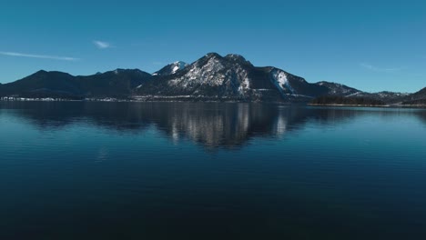 lago walchensee en baviera, alemania del sur en las pintorescas montañas de los alpes cerca de austria