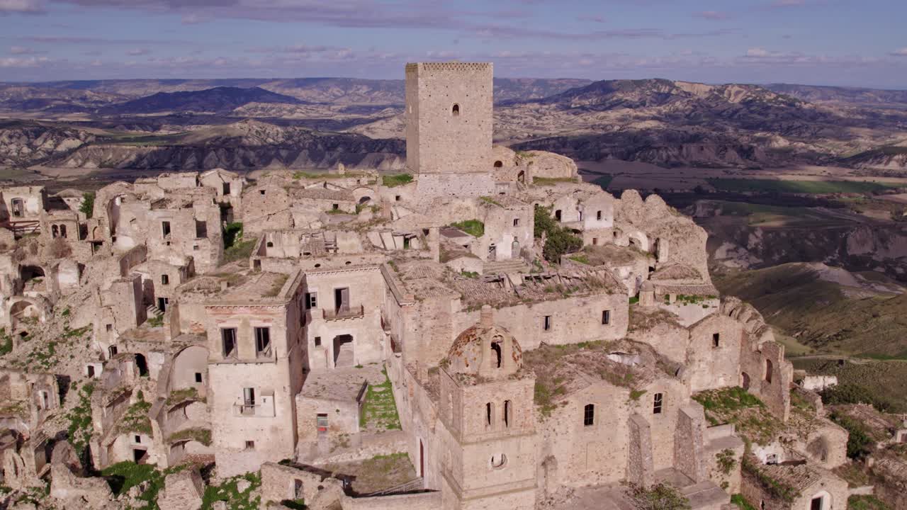 Borgo in rovina con torre iconica, Craco, Matera, Italia