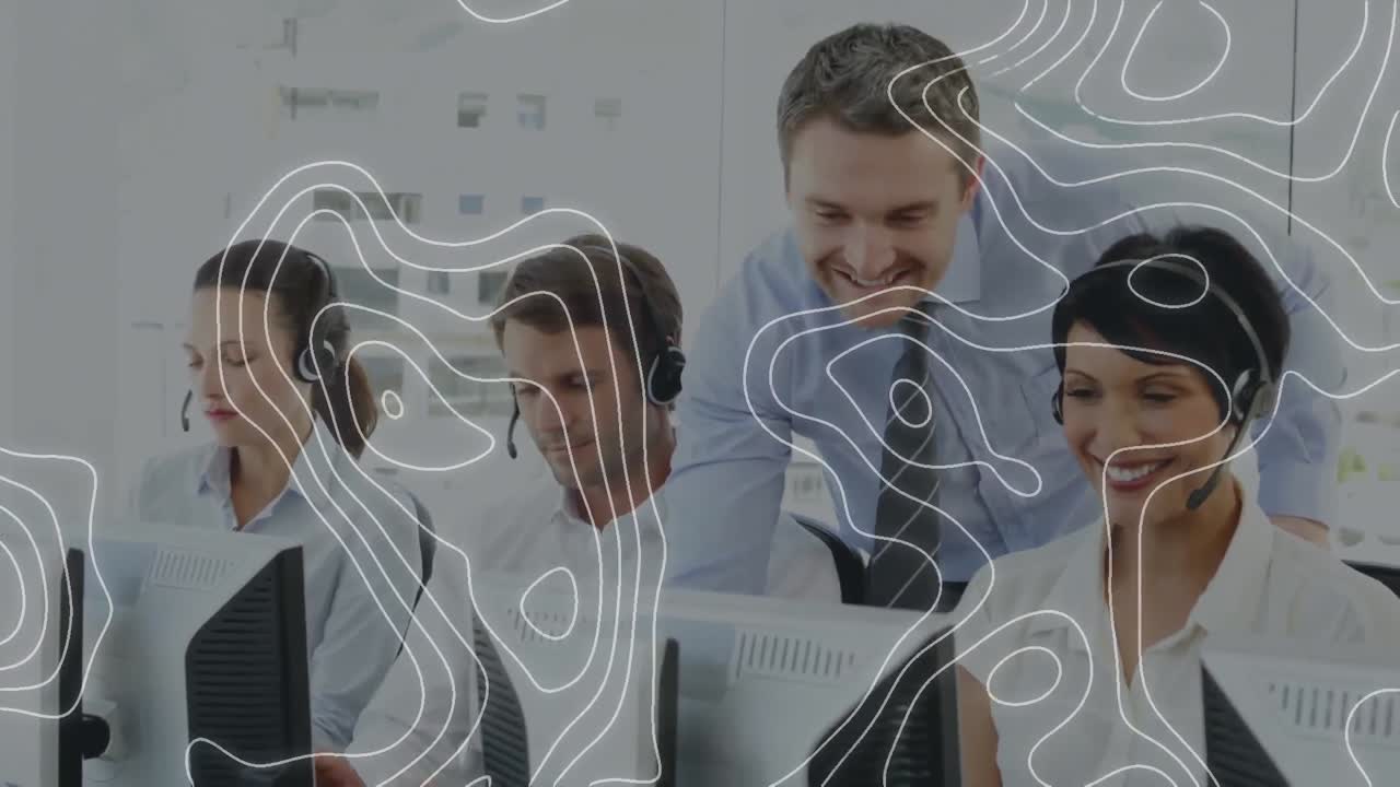 topografía contra el equipo de ejecutivos de atención al cliente que usan auriculares de teléfono trabajando en la oficina