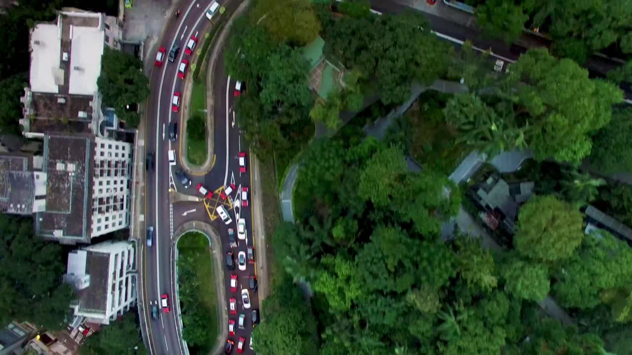 tráfico en la carretera de la ciudad cerca del pico victoria en niveles medios, isla de hong kong