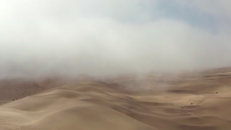 Amplias-Dunas-Bajo-Un-Cielo-Brumoso-En-Un-Vasto-Paisaje-Del-Desierto-De-Namib.